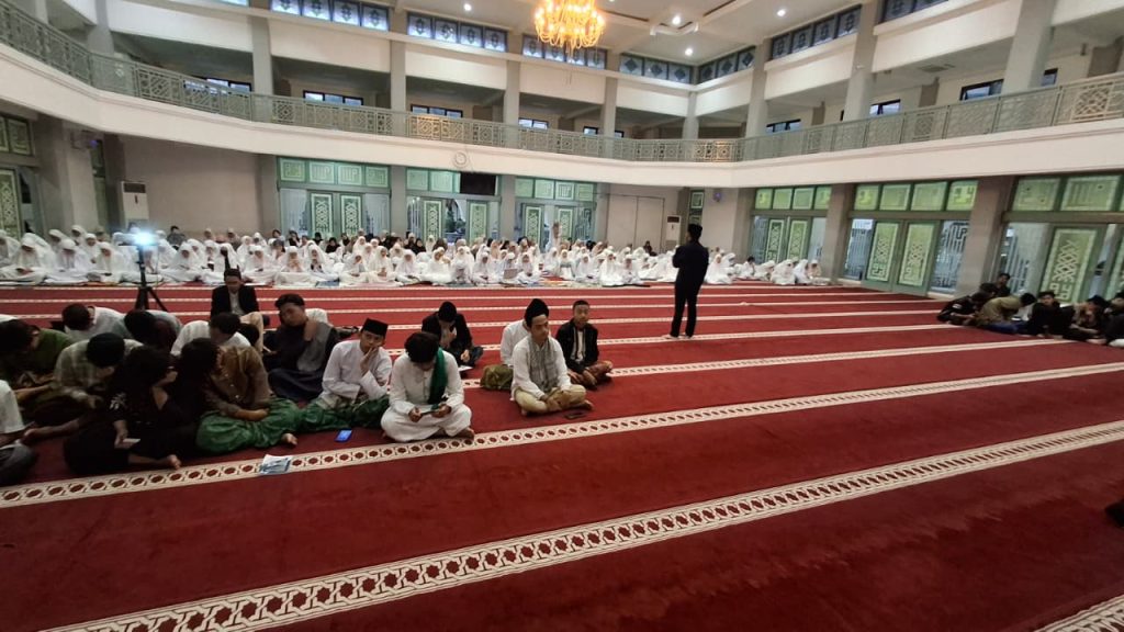 Mahasantri Ma’had Al-Jami’ah Antusias Ikuti Qiyamullail dan Upgrading di Masjid Iqomah Kampus 1 whatsapp image 2025 10 24 at 05.27.18